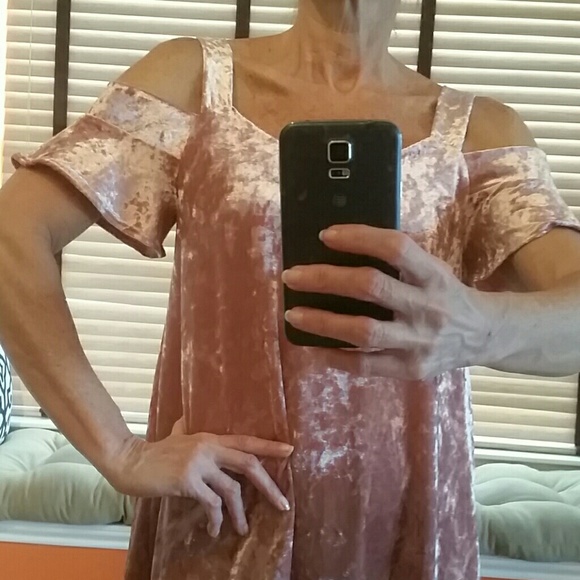 BLUSH-LIPSTICK COLD SHOULDER RUFFLE DRESS - Picture 4 of 7